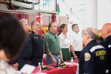 Alcalde Alejandro Eder condecor&oacute; a bomberos que rescataron una menor de cuatro a&ntilde;os de edad durante incendio