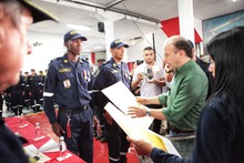 Alcalde Alejandro Eder condecor&oacute; a bomberos que rescataron una menor de cuatro a&ntilde;os de edad durante incendio