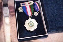 Alcalde Alejandro Eder condecor&oacute; a bomberos que rescataron una menor de cuatro a&ntilde;os de edad durante incendio