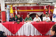 Alcalde Alejandro Eder condecor&oacute; a bomberos que rescataron una menor de cuatro a&ntilde;os de edad durante incendio