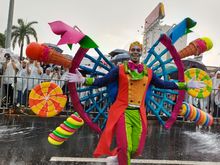 Secretar&iacute;a de Turismo de Cali cerr&oacute; con broche de oro su participaci&oacute;n en los desfiles de la Feria de Cali 2024 con la carroza &lsquo;Cali es donde debes estar&rsquo; 