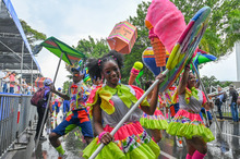 Cale&ntilde;os celebraron su identidad con el desfile del Carnaval del Cali Viejo