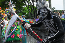 Cale&ntilde;os celebraron su identidad con el desfile del Carnaval del Cali Viejo