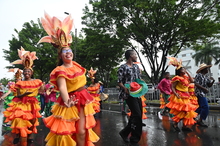 Cale&ntilde;os celebraron su identidad con el desfile del Carnaval del Cali Viejo