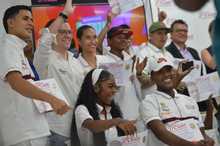 29 j&oacute;venes del programa de prevenci&oacute;n de violencia &acute;En la Buena&acute;, se graduaron como barberos. Cali sigue transformando proyectos de vida