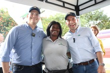 Entrega de 13 motocargueros fortalece la labor de Organizaciones de Recicladores de Oficio y la gesti&oacute;n de residuos de aprovechamiento en Cali