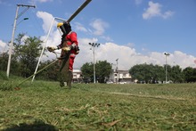 Lleras Restrepo y Villa del Lago, en la Comuna 13, empiezan el 2025 con jornadas de embellecimiento de &aacute;rboles y limpieza de espacios p&uacute;blicos