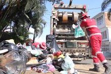 Lleras Restrepo y Villa del Lago, en la Comuna 13, empiezan el 2025 con jornadas de embellecimiento de &aacute;rboles y limpieza de espacios p&uacute;blicos