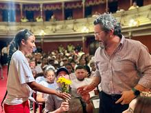 Un paso clave hacia la prevenci&oacute;n de la violencia en Cali: 422 j&oacute;venes se graduaron del programa "En la Buena"