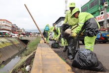 Nueve toneladas de residuos fueron recolectadas durante operativo de  limpieza en la galer&iacute;a de Santa Elena