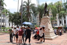&lsquo;Colombia Birdfair&rsquo; se tom&oacute; la Plaza de Cayzedo: cale&ntilde;os y visitantes aprendieron sobre aves en el primer d&iacute;a del evento