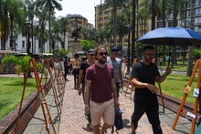 &lsquo;Colombia Birdfair&rsquo; se tom&oacute; la Plaza de Cayzedo: cale&ntilde;os y visitantes aprendieron sobre aves en el primer d&iacute;a del evento
