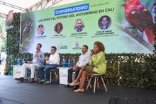 &lsquo;Colombia Birdfair&rsquo; se tom&oacute; la Plaza de Cayzedo: cale&ntilde;os y visitantes aprendieron sobre aves en el primer d&iacute;a del evento