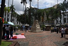&lsquo;Colombia Birdfair&rsquo; se tom&oacute; la Plaza de Cayzedo: cale&ntilde;os y visitantes aprendieron sobre aves en el primer d&iacute;a del evento