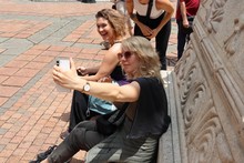 &lsquo;Colombia Birdfair&rsquo; se tom&oacute; la Plaza de Cayzedo: cale&ntilde;os y visitantes aprendieron sobre aves en el primer d&iacute;a del evento