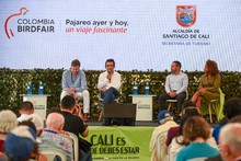 &lsquo;Colombia Birdfair&rsquo; se tom&oacute; la Plaza de Cayzedo: cale&ntilde;os y visitantes aprendieron sobre aves en el primer d&iacute;a del evento