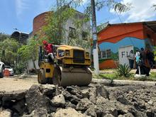 Alcalde Alejandro Eder le cumple a la ciudadan&iacute;a e inicia la recuperaci&oacute;n de v&iacute;as en el barrio Ciudad Modelo 