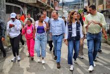 &iexcl;Con certificado en mano! Familias de la comuna 1 del barrio Vista Hermosa reciben por parte del alcalde la garant&iacute;a de que su vivienda ser&aacute; mejorada antes de terminar el a&ntilde;o