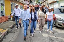 &iexcl;Con certificado en mano! Familias de la comuna 1 del barrio Vista Hermosa reciben por parte del alcalde la garant&iacute;a de que su vivienda ser&aacute; mejorada antes de terminar el a&ntilde;o