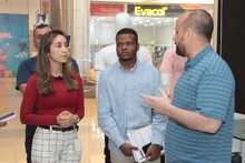 Gobierno verifica punto de entrega de dotaci&oacute;n al personal administrativo de  Educaci&oacute;n ante denuncias por irregularidades