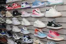 Gobierno verifica punto de entrega de dotaci&oacute;n al personal administrativo de  Educaci&oacute;n ante denuncias por irregularidades