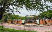 El Teatro al Aire Libre Los Cristales, oficialmente titularizado a nombre de la Alcald&iacute;a de Cali
