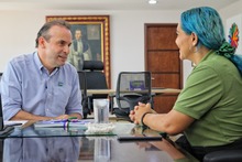 &ldquo;Queremos m&aacute;s cale&ntilde;os como Adriana&rdquo;: alcalde Eder realiz&oacute; reconocimiento a mujer que reclam&oacute; a personas por arrojar escombros en separador vial