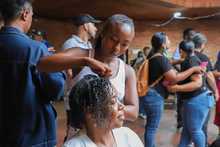 El trenzado afro, calificado como patrimonio cultural en el D&iacute;a Internacional para la Eliminaci&oacute;n del Racismo