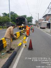 Alcald&iacute;a de Cali pinta m&aacute;s de 3.5 kil&oacute;metros de bordillos sobre la Autopista Suroriental y mejora la seguridad vial de los cale&ntilde;os