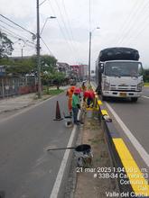 Alcald&iacute;a de Cali pinta m&aacute;s de 3.5 kil&oacute;metros de bordillos sobre la Autopista Suroriental y mejora la seguridad vial de los cale&ntilde;os