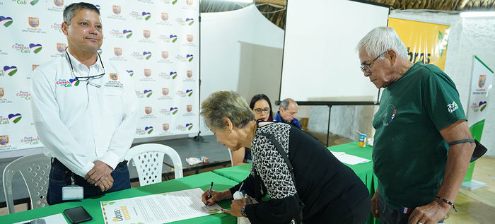 Gobierno cale&ntilde;o y residentes de la comuna 19, firman acuerdo para renovaci&oacute;n de v&iacute;as