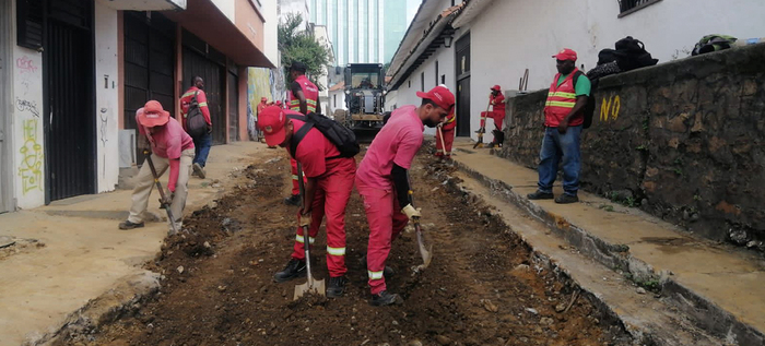 Rehabilitan Calle de la Gallera con el grupo operativo de Infraestructura