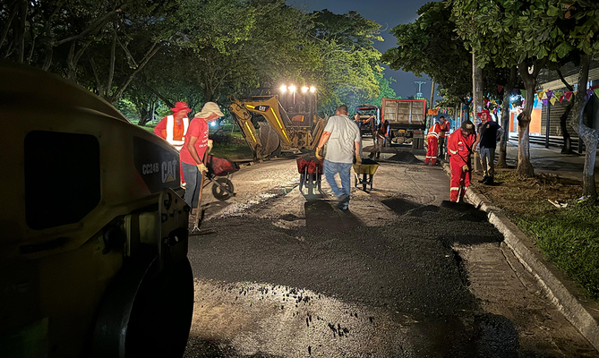 Cuadrilla nocturna de la Secretar&iacute;a de Infraestructura tap&oacute; decenas de huecos y mejor&oacute; la movilidad en el barrio El Caney