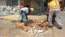Alcald&iacute;a de Cali tap&oacute; enorme hueco que afectaba a los vecinos del barrio Olaya Herrera y contin&uacute;a diciendo #ChaoHueco en Cali