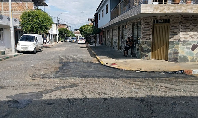 Alcald&iacute;a de Cali tap&oacute; enorme hueco que afectaba a los vecinos del barrio Olaya Herrera y contin&uacute;a diciendo #ChaoHueco en Cali