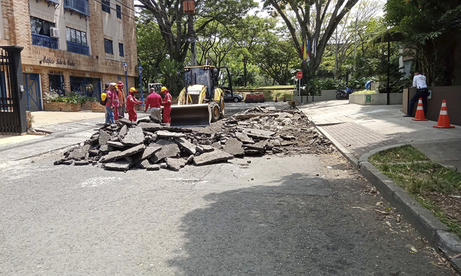 Alcald&iacute;a de Cali contin&uacute;a la recuperaci&oacute;n de v&iacute;as en la comuna 22 y todos los d&iacute;as dice &iexcl;chao hueco!