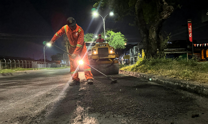 Cali recupera su malla vial las 24 horas: Secretar&iacute;a de Infraestructura reactiva cuadrilla nocturna para tapar huecos sin afectar la movilidad