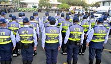 Agentes de tr&aacute;nsito, adem&aacute;s de controlar tambi&eacute;n priorizan la vida