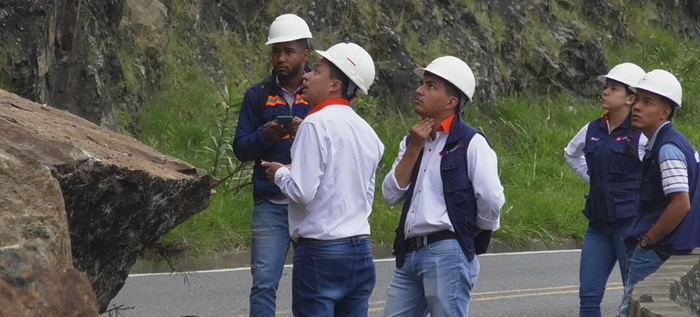 Inician labores del INV&Iacute;AS en derrumbe de la v&iacute;a al mar