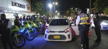 Agentes de tr&aacute;nsito en alistamiento de primer grado para celebraci&oacute;n del Halloween