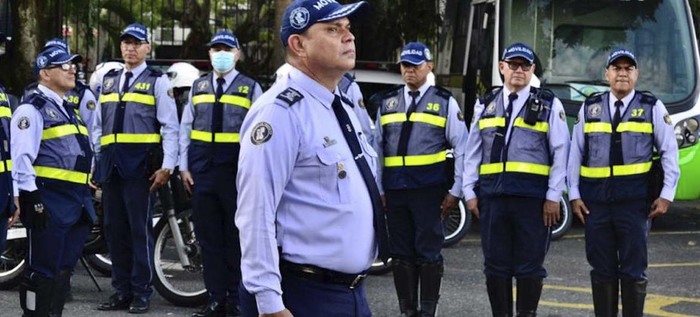Agentes de tr&aacute;nsito en alistamiento de primer grado para celebraci&oacute;n del Halloween