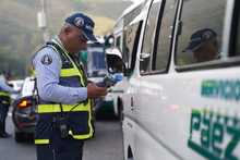 Se fortalece el cuerpo de agentes de tr&aacute;nsito de Cali en pruebas de  alcoholemia: una medida vital para la seguridad vial