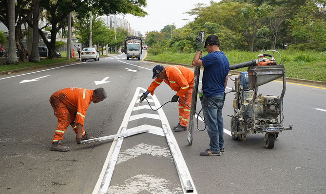 En el primer semestre de 2024 se demarcaron en Cali m&aacute;s de 168 mil metros lineales de v&iacute;as