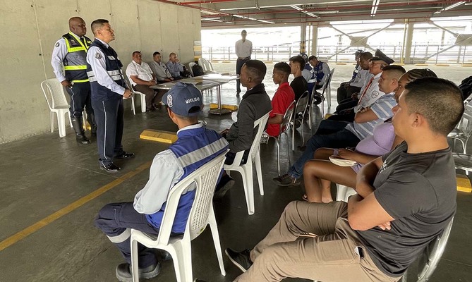 23 j&oacute;venes se graduaron como reguladores viales para mejorar la movilidad en el sur de Cali