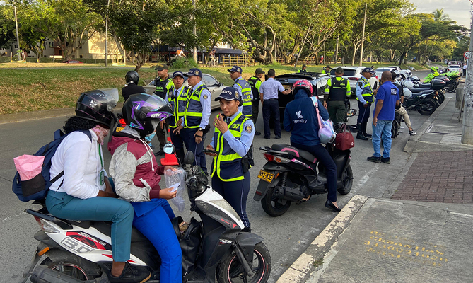Cuerpo de agentes de tr&aacute;nsito de Cali intensifica los operativos especiales: en tres d&iacute;as se inmovilizaron 300 veh&iacute;culos