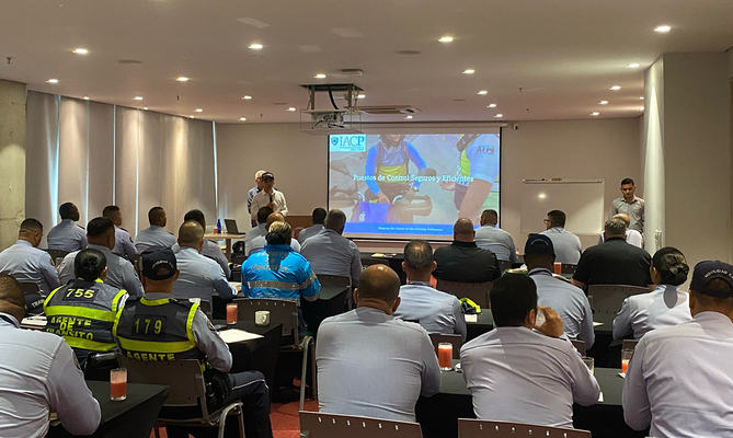 Agentes de tr&aacute;nsito de Cali se capacitan en mejores pr&aacute;cticas de controles viales para salvar vidas