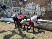 Vecinos del barrio El Retiro lideraron jornada para el mejoramiento de la  cancha del f&uacute;tbol del sector