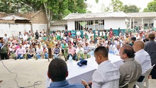Emotivo y masivo encuentro del alcalde Alejandro Eder con los habitantes de Navarro