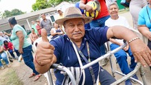 Emotivo y masivo encuentro del alcalde Alejandro Eder con los habitantes de Navarro