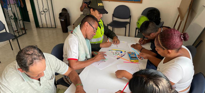 Habitantes de calle y la Polic&iacute;a participaron en taller de arte urbano